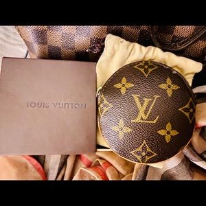 Pré loved Louis Vuitton Round Coin Purse Monogram Canvas. Very hard to find!